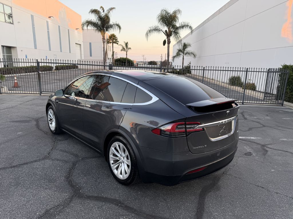 2017 Tesla Model X Image 38