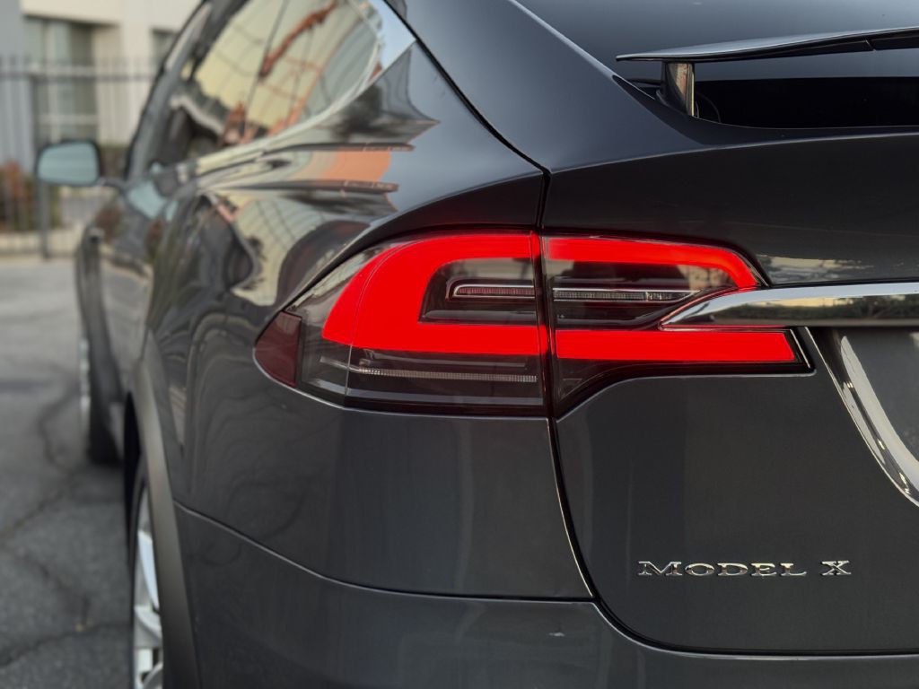 2017 Tesla Model X Image 42