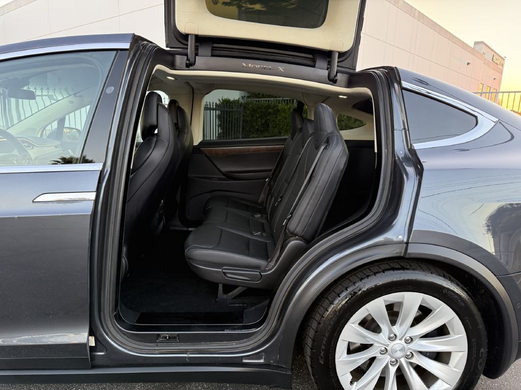 2017 Tesla Model X Image 45