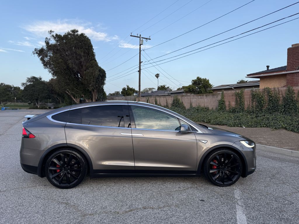 2016 Tesla Model X Image 10