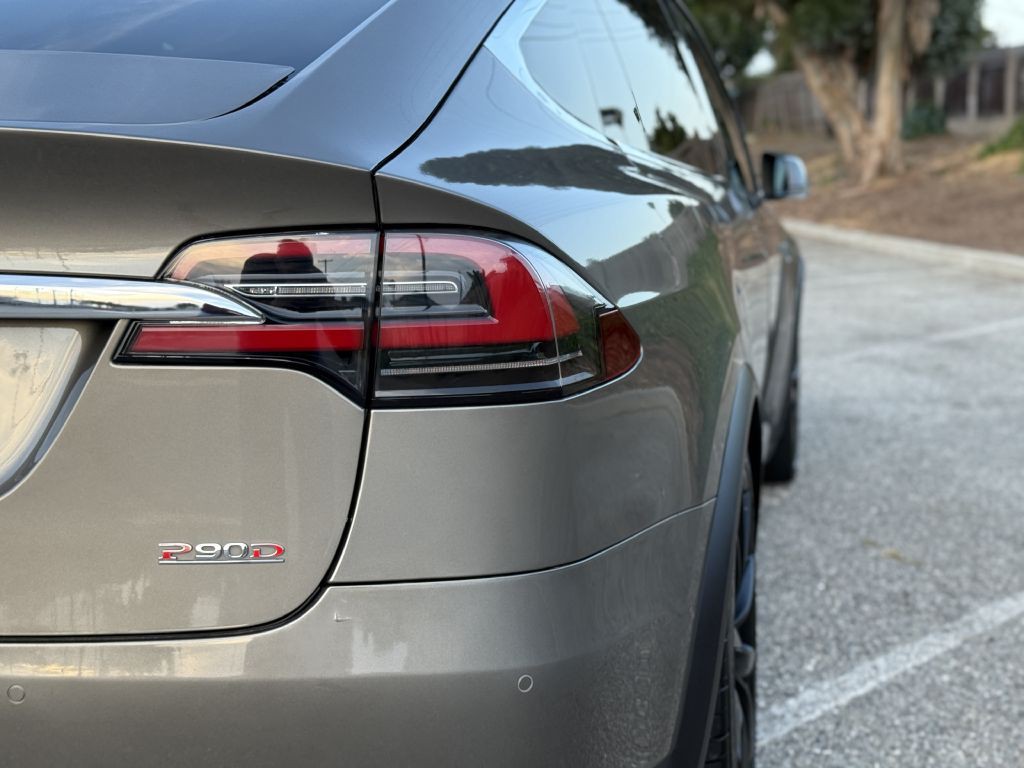 2016 Tesla Model X Image 14