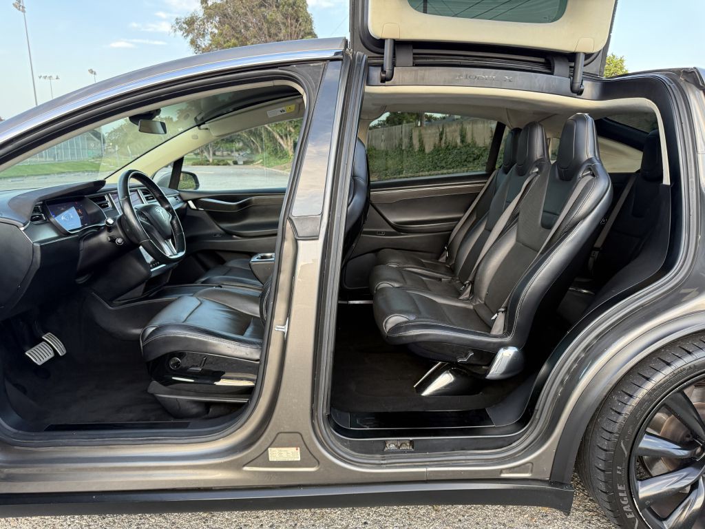 2016 Tesla Model X Image 15