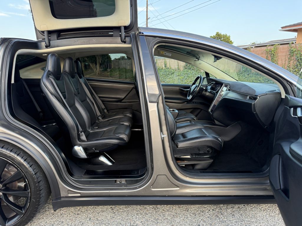 2016 Tesla Model X Image 16