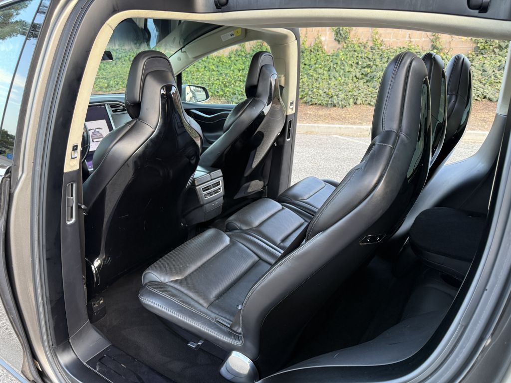 2016 Tesla Model X Image 20
