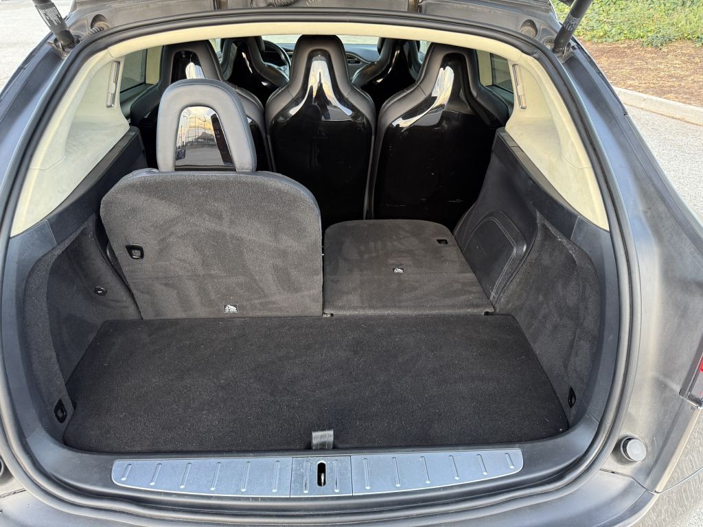 2016 Tesla Model X Image 21