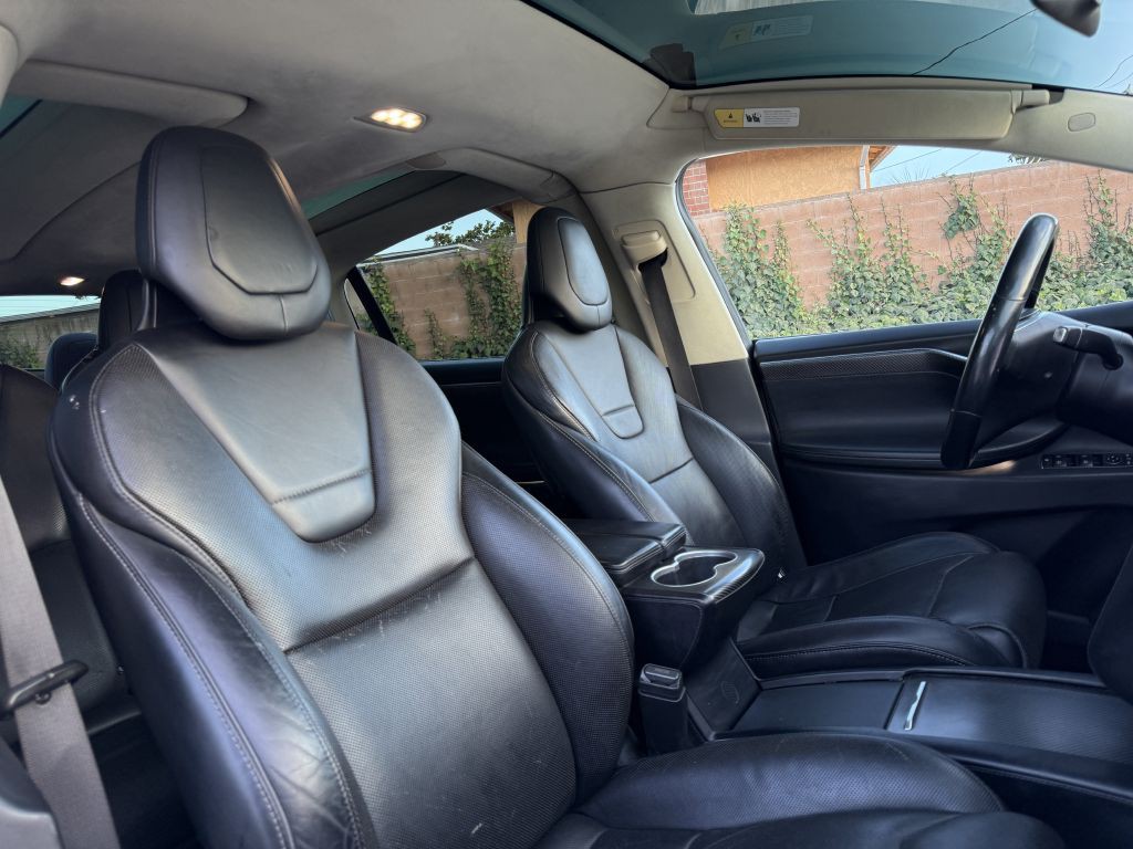 2016 Tesla Model X Image 30