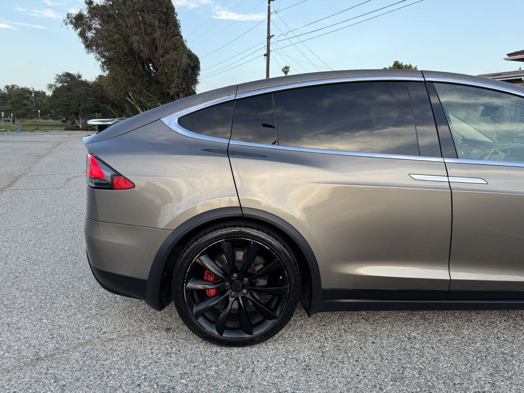 2016 Tesla Model X Image 31