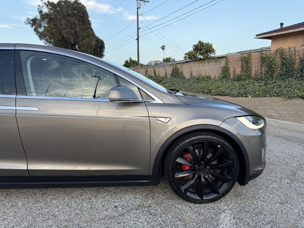 2016 Tesla Model X Image 32