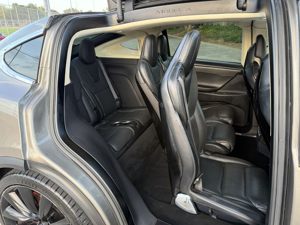 2016 Tesla Model X Image 35