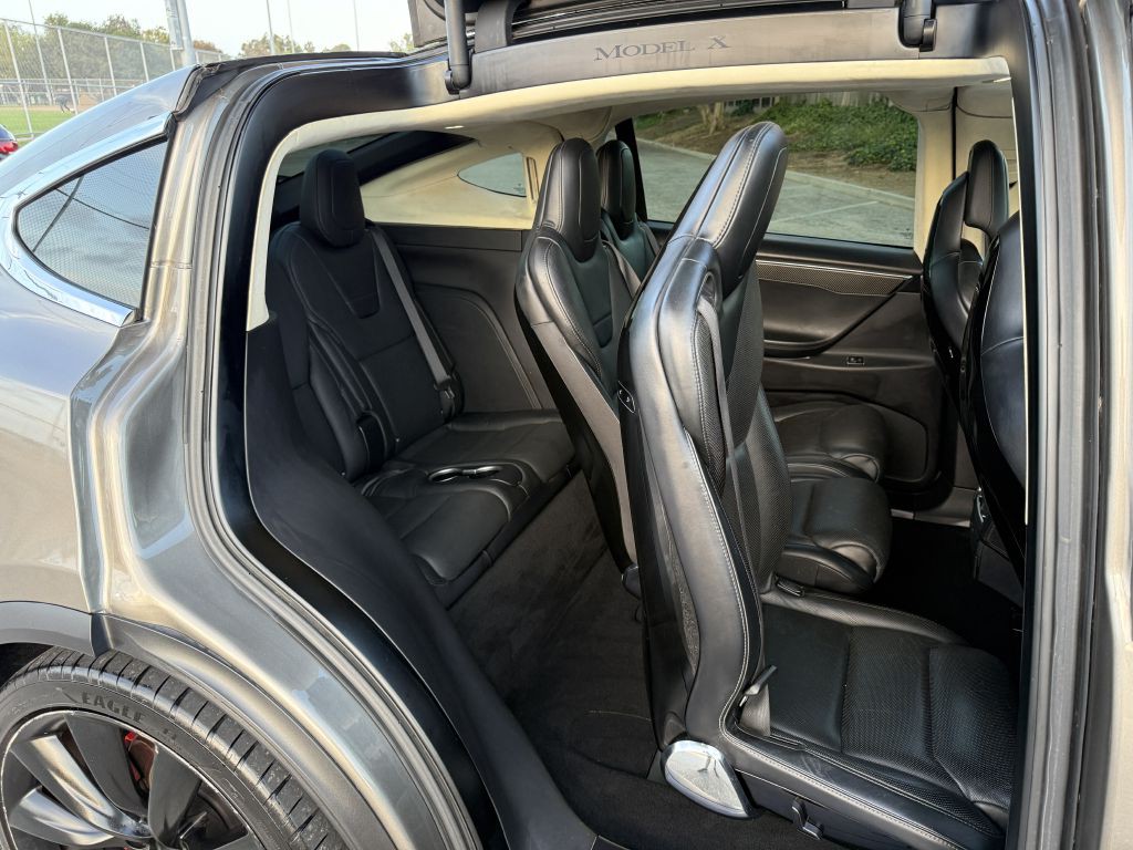 2016 Tesla Model X Image 36