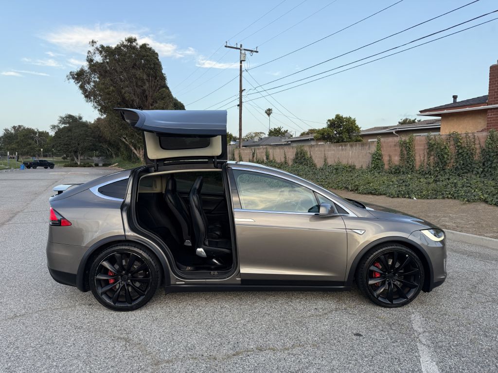 2016 Tesla Model X Image 37