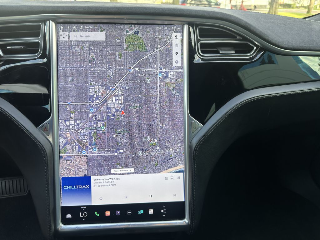 2016 Tesla Model S Image 18