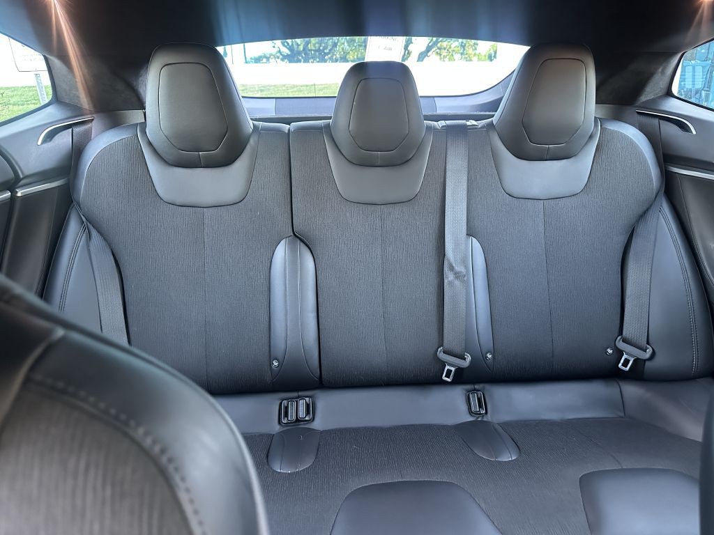 2017 Tesla Model S Image 16