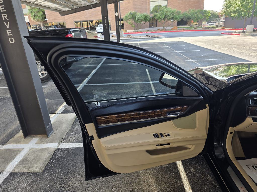 2015 BMW 7 Series Image 9