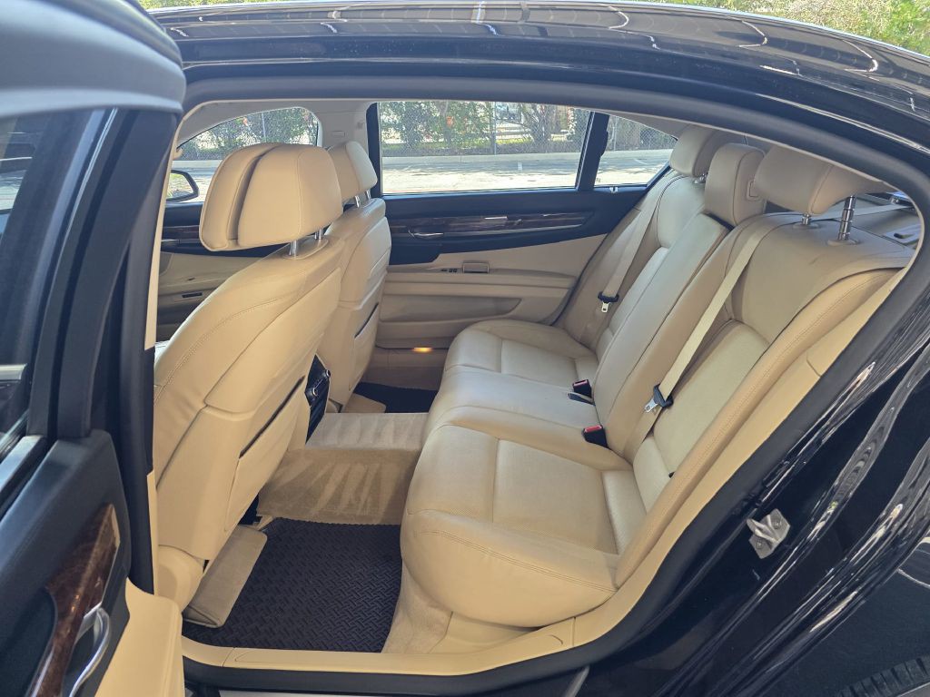 2015 BMW 7 Series Image 12