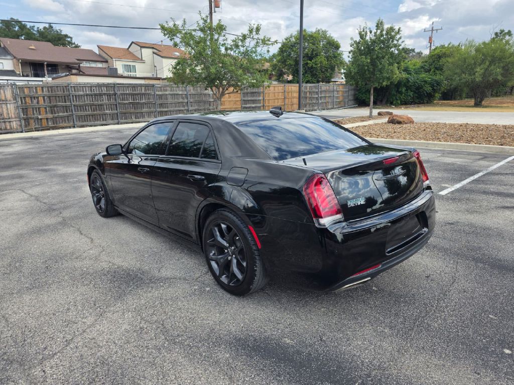 2021 Chrysler 300 Image 4