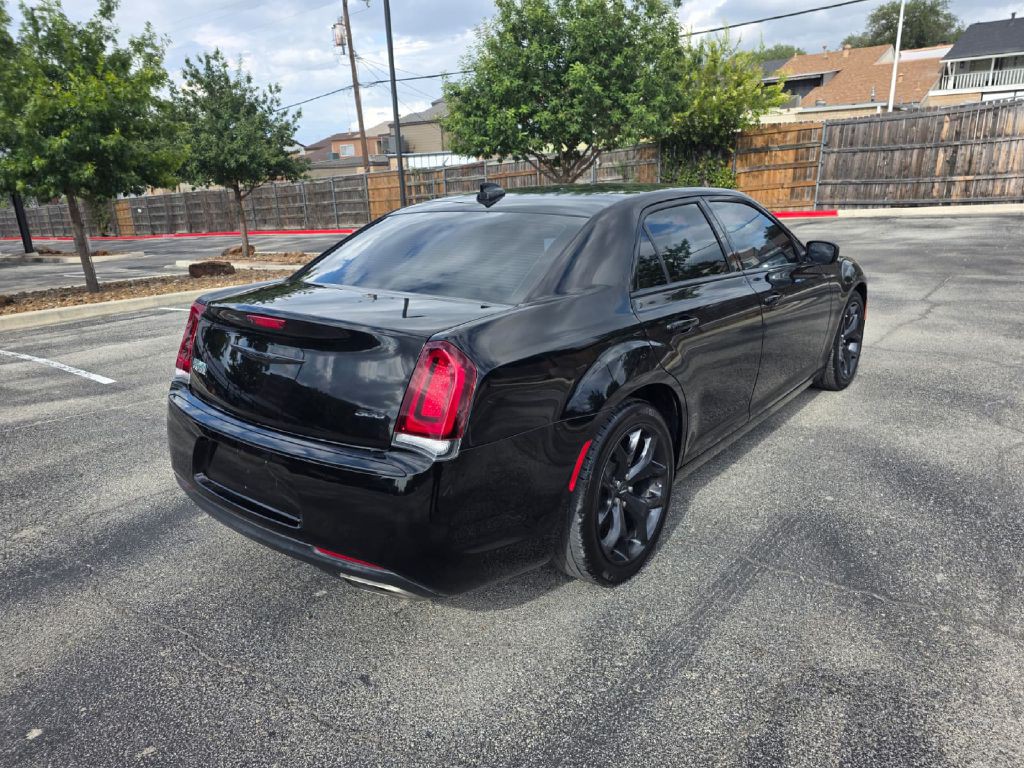 2021 Chrysler 300 Image 7