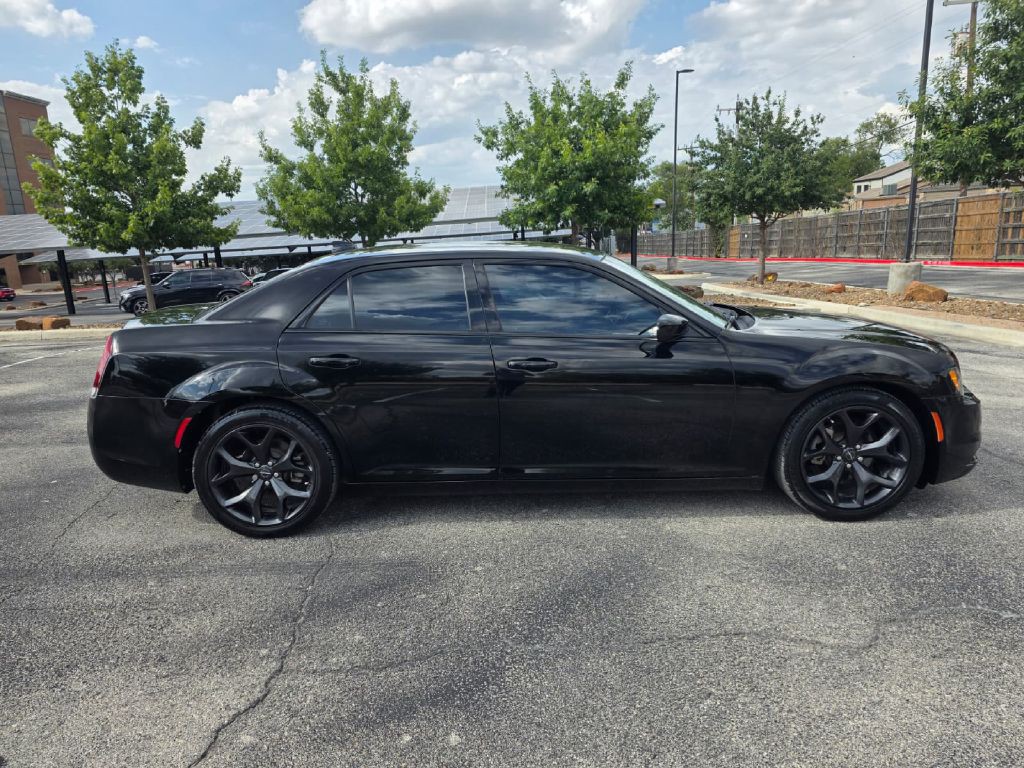 2021 Chrysler 300 Image 8