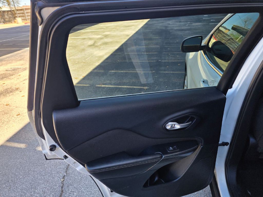 2016 Jeep Cherokee Image 12