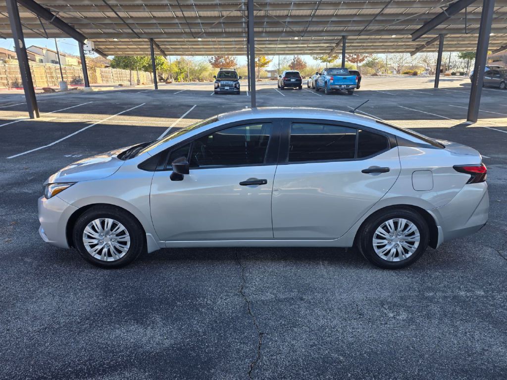 2021 Nissan Versa Image 3