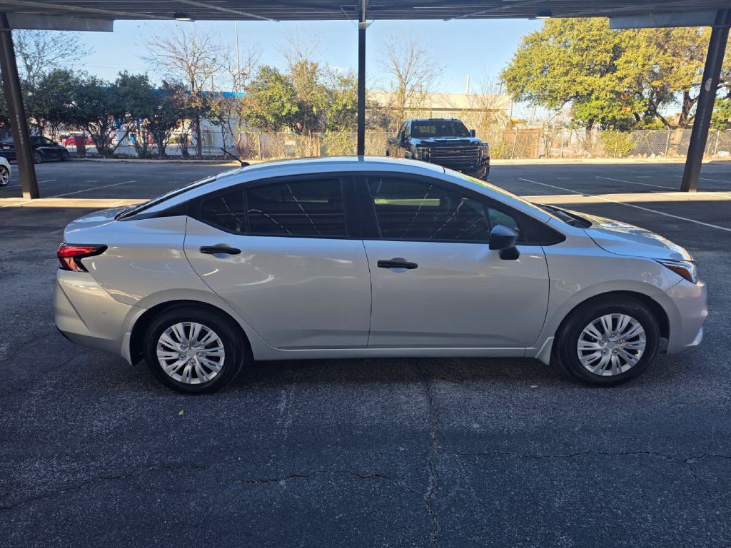 2021 Nissan Versa Image 8