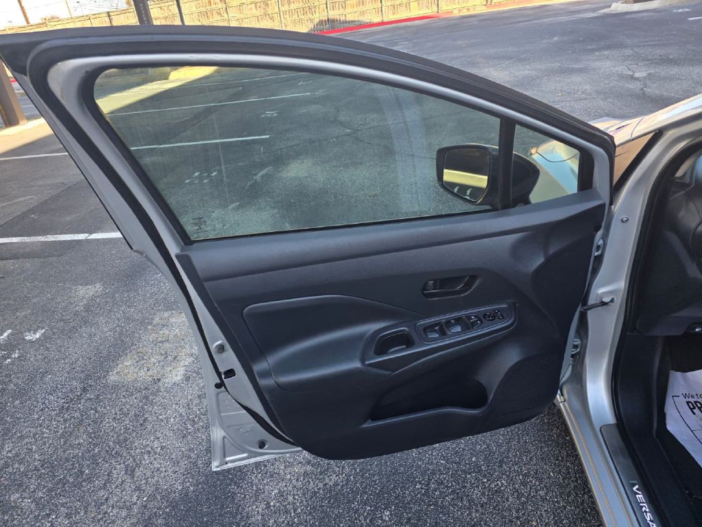 2021 Nissan Versa Image 10