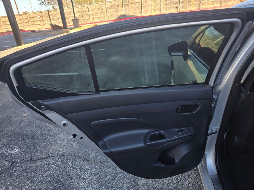 2021 Nissan Versa Image 12