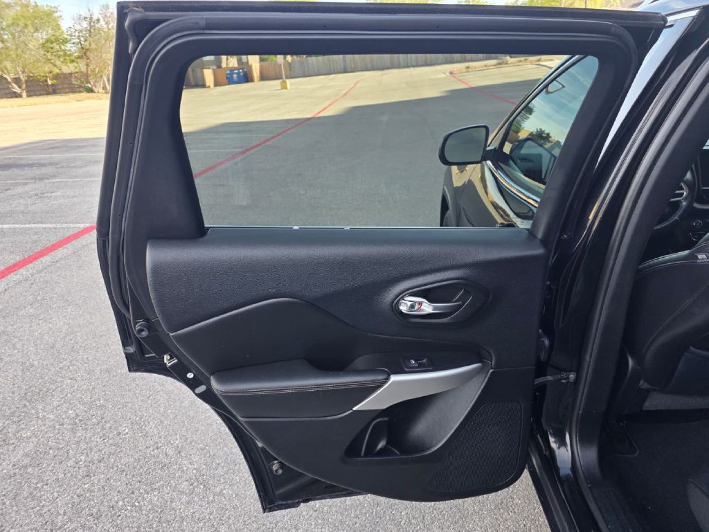 2018 Jeep Cherokee Image 12