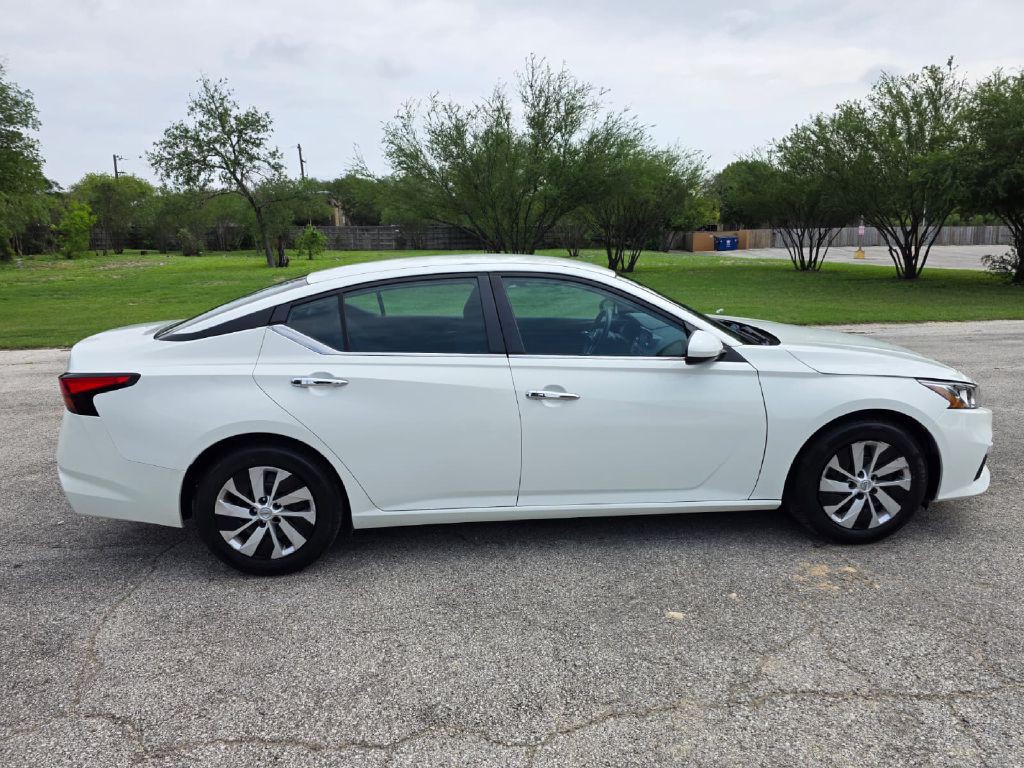 2021 Nissan Altima Image 8