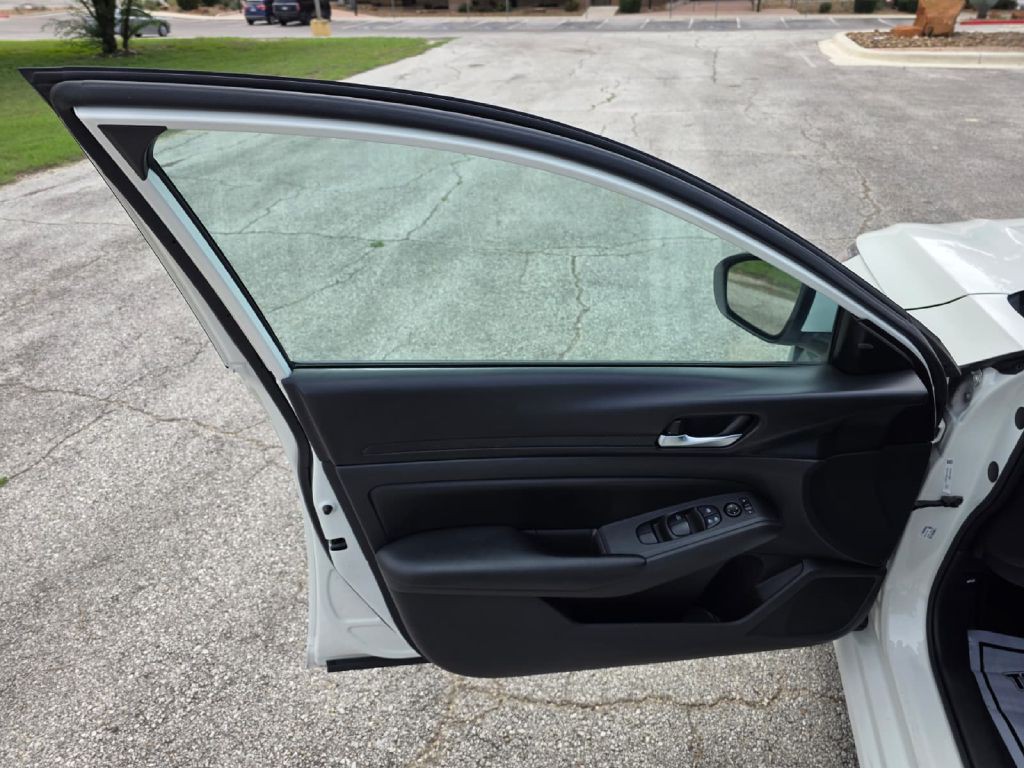 2021 Nissan Altima Image 10