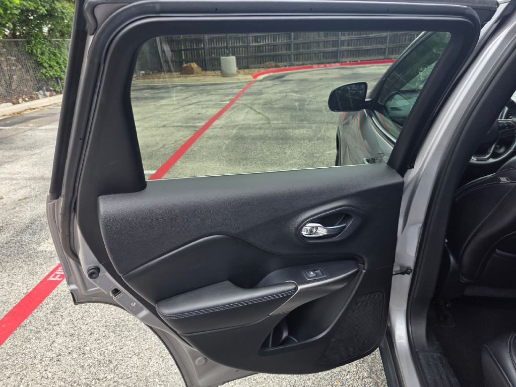 2019 Jeep Cherokee Image 12
