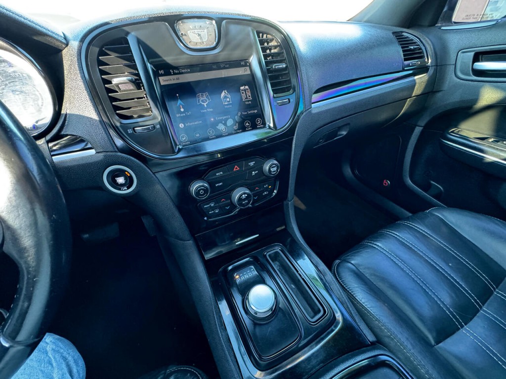 2017 Chrysler 300 Image 28