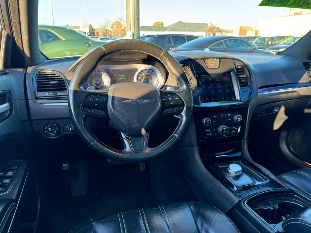 2017 Chrysler 300 Image 30