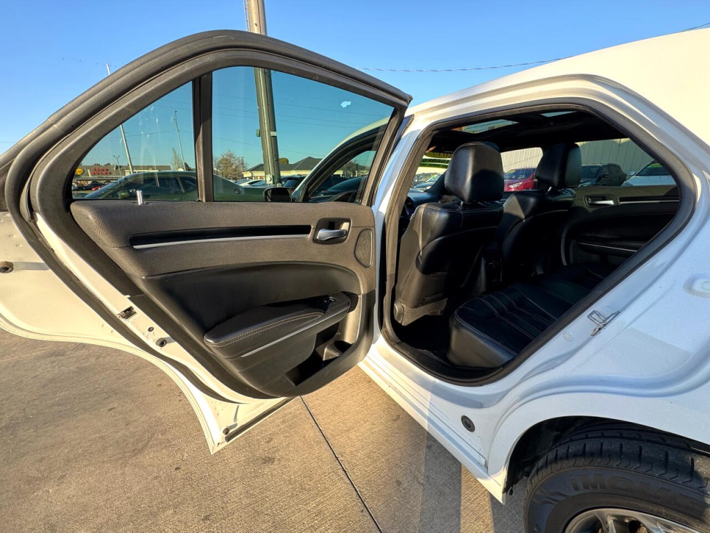 2017 Chrysler 300 Image 31