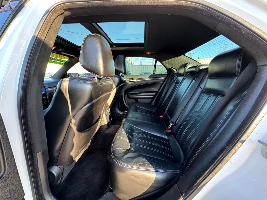 2017 Chrysler 300 Image 32