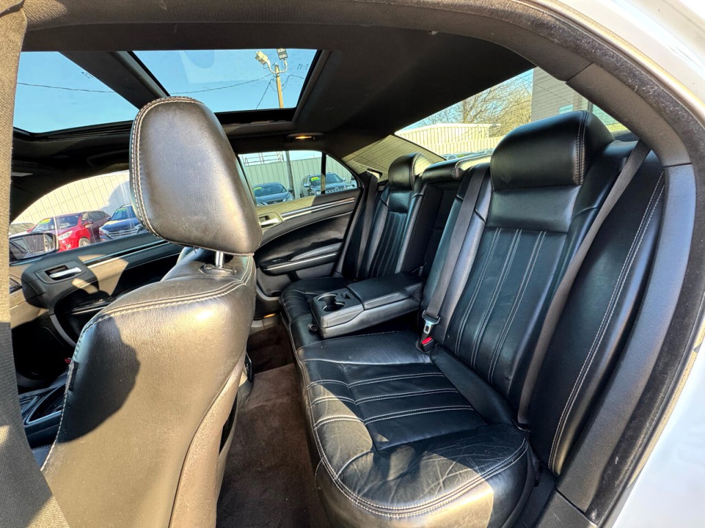 2017 Chrysler 300 Image 33