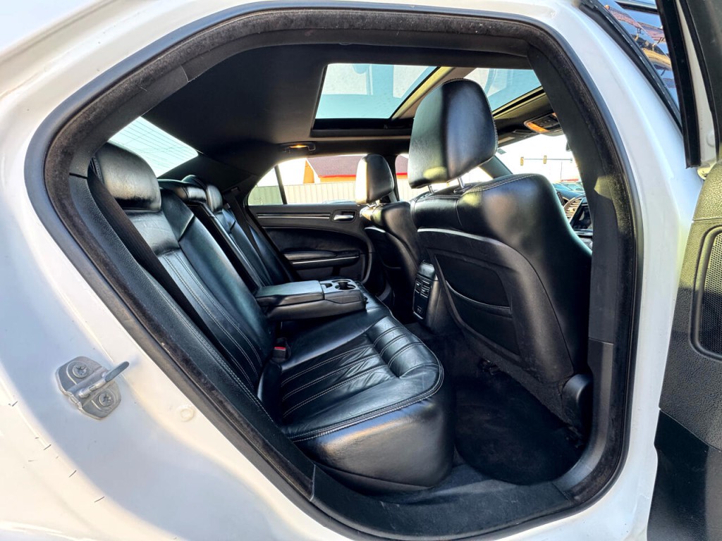 2017 Chrysler 300 Image 34