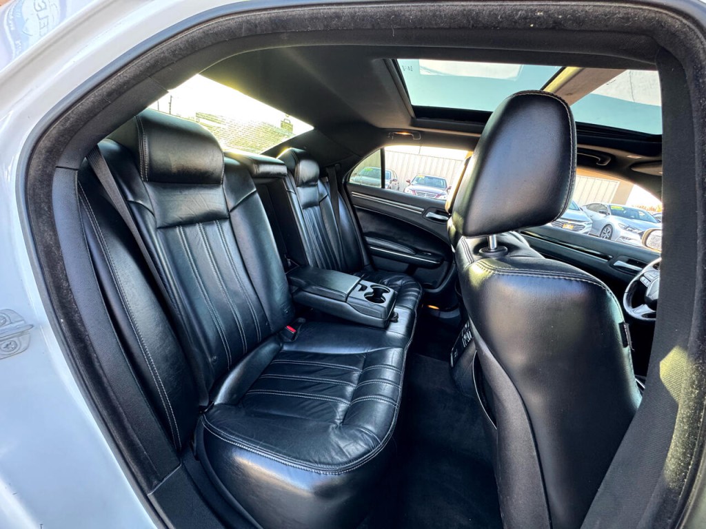 2017 Chrysler 300 Image 36