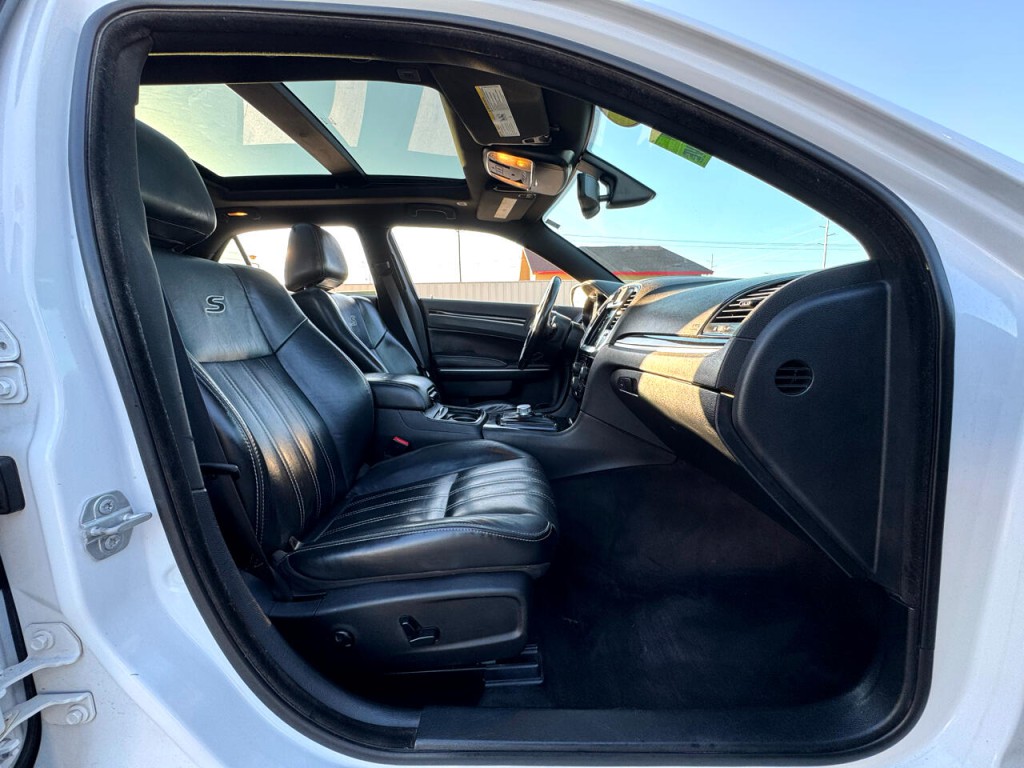 2017 Chrysler 300 Image 37