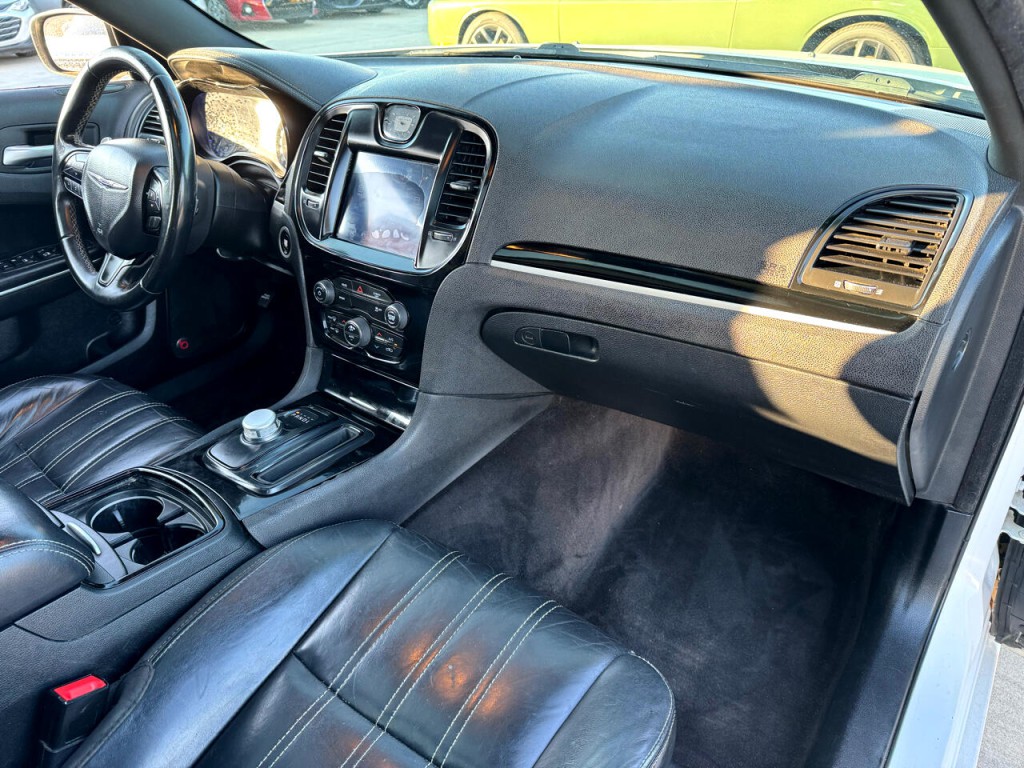 2017 Chrysler 300 Image 38