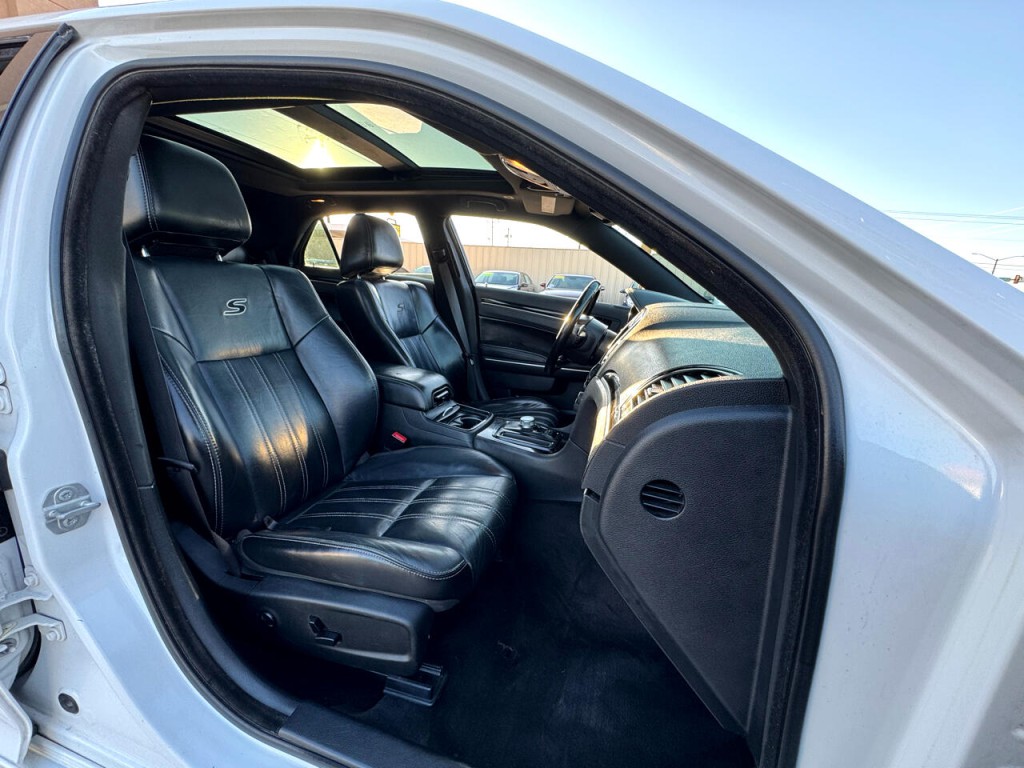 2017 Chrysler 300 Image 39