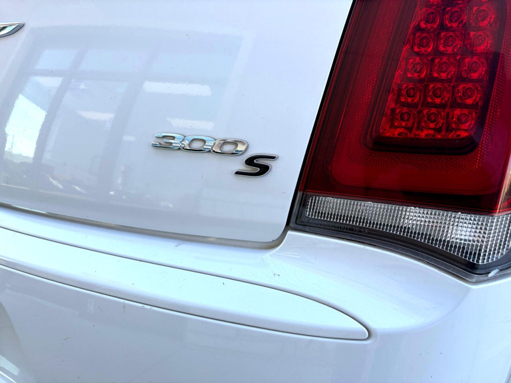 2017 Chrysler 300 Image 41