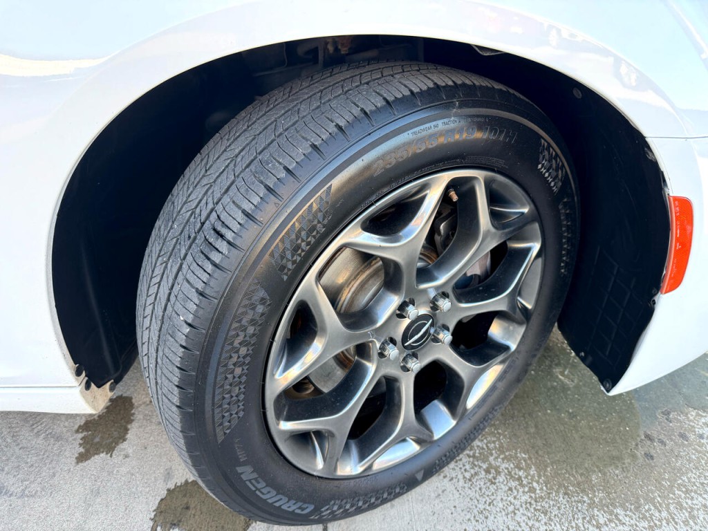 2017 Chrysler 300 Image 44