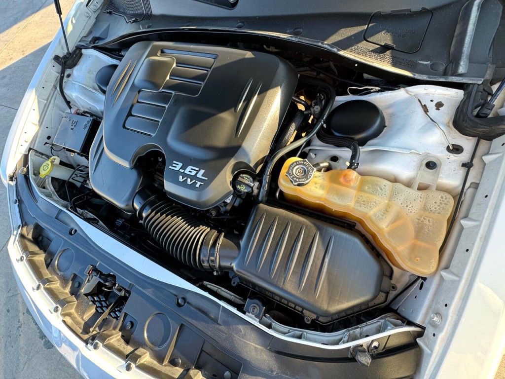 2017 Chrysler 300 Image 48