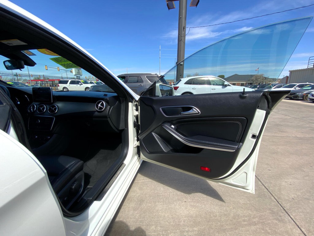 2016 Mercedes-Benz CLA-Class Image 35