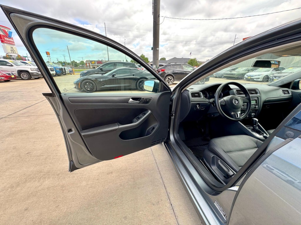 2012 Volkswagen Jetta Image 12