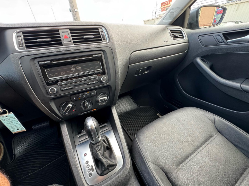 2012 Volkswagen Jetta Image 22