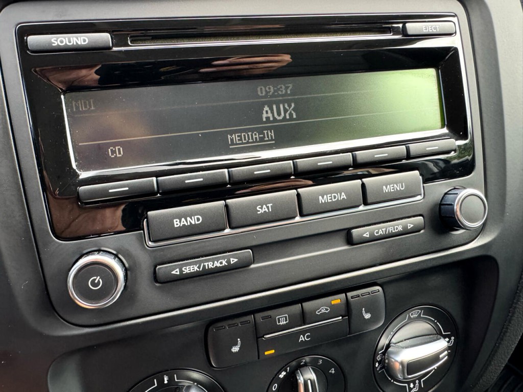 2012 Volkswagen Jetta Image 24