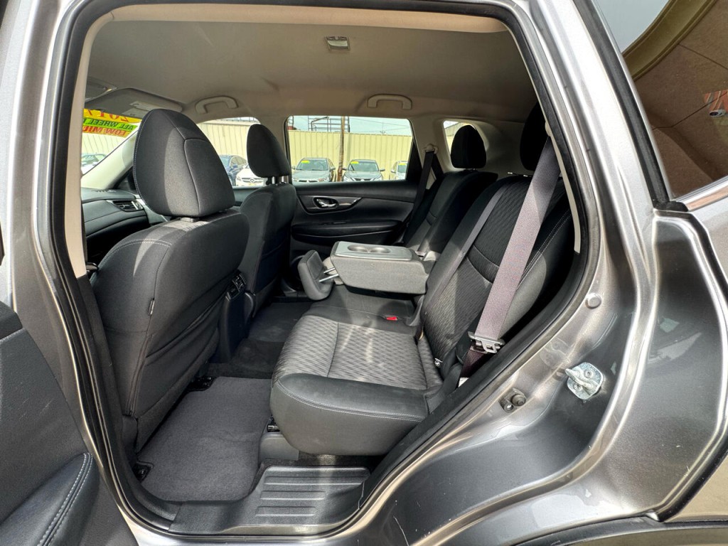 2017 Nissan Rogue Image 38