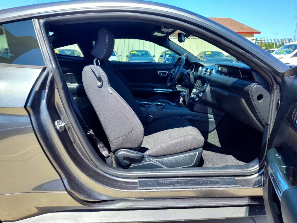 2017 Ford Mustang Image 30